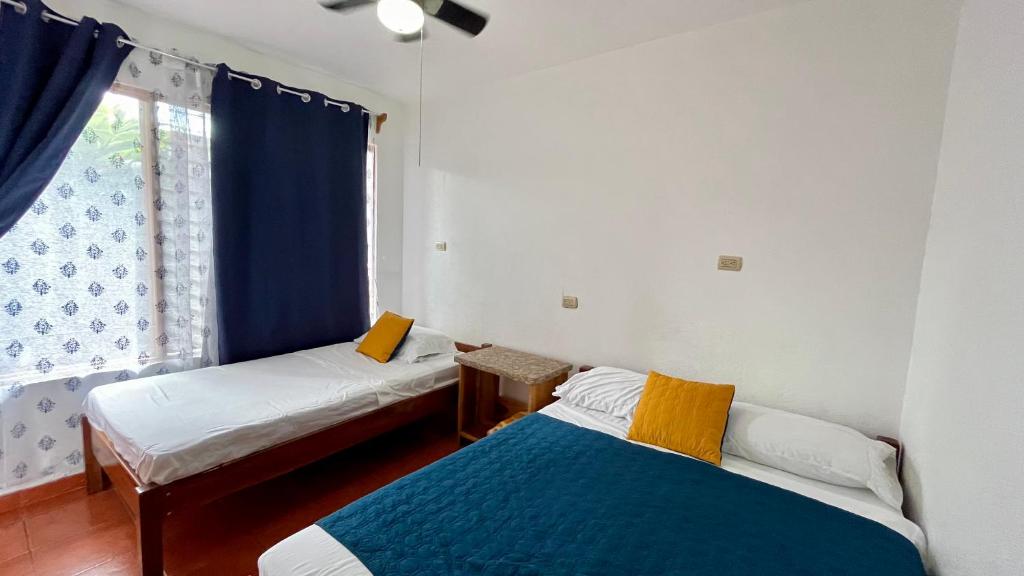 Postel nebo postele na pokoji v ubytování Hostal Nuevo Arenal downtown, private rooms with bathroom