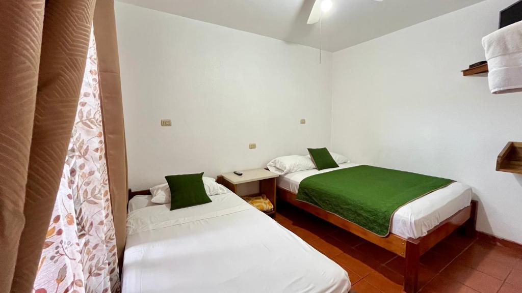 Postel nebo postele na pokoji v ubytování Hostal Nuevo Arenal downtown, private rooms with bathroom