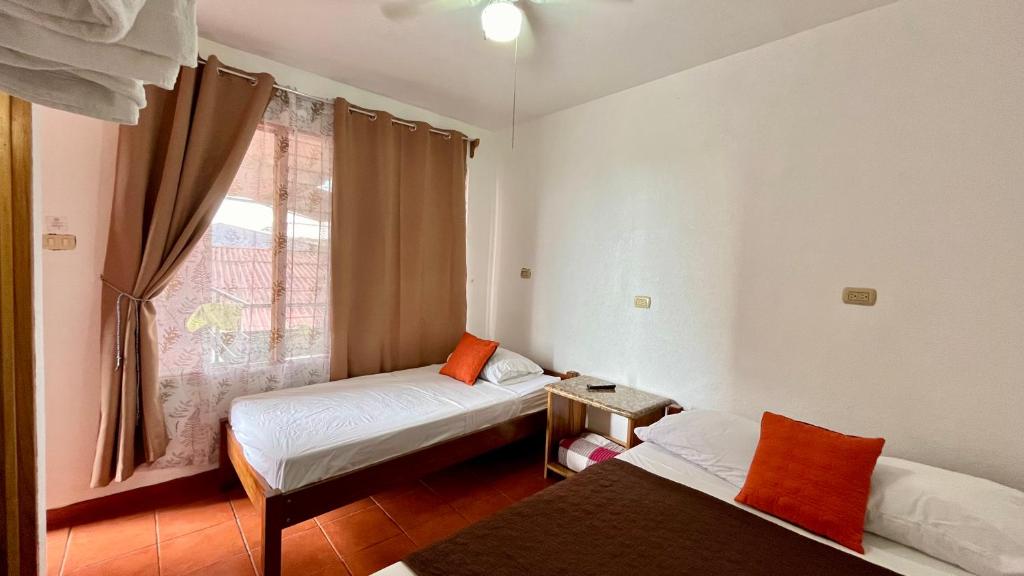 Postel nebo postele na pokoji v ubytování Hostal Nuevo Arenal downtown, private rooms with bathroom
