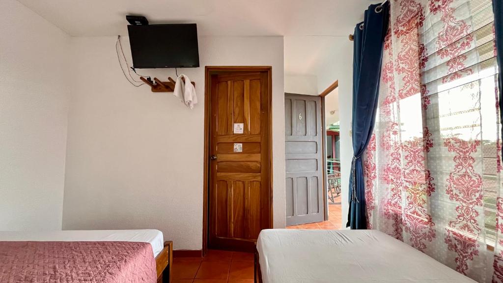 Postel nebo postele na pokoji v ubytování Hostal Nuevo Arenal downtown, private rooms with bathroom