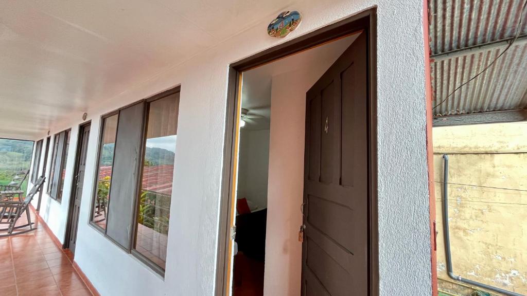 Fotografie z fotogalerie ubytování Hostal Nuevo Arenal downtown, private rooms with bathroom v destinaci Nuevo Arenal