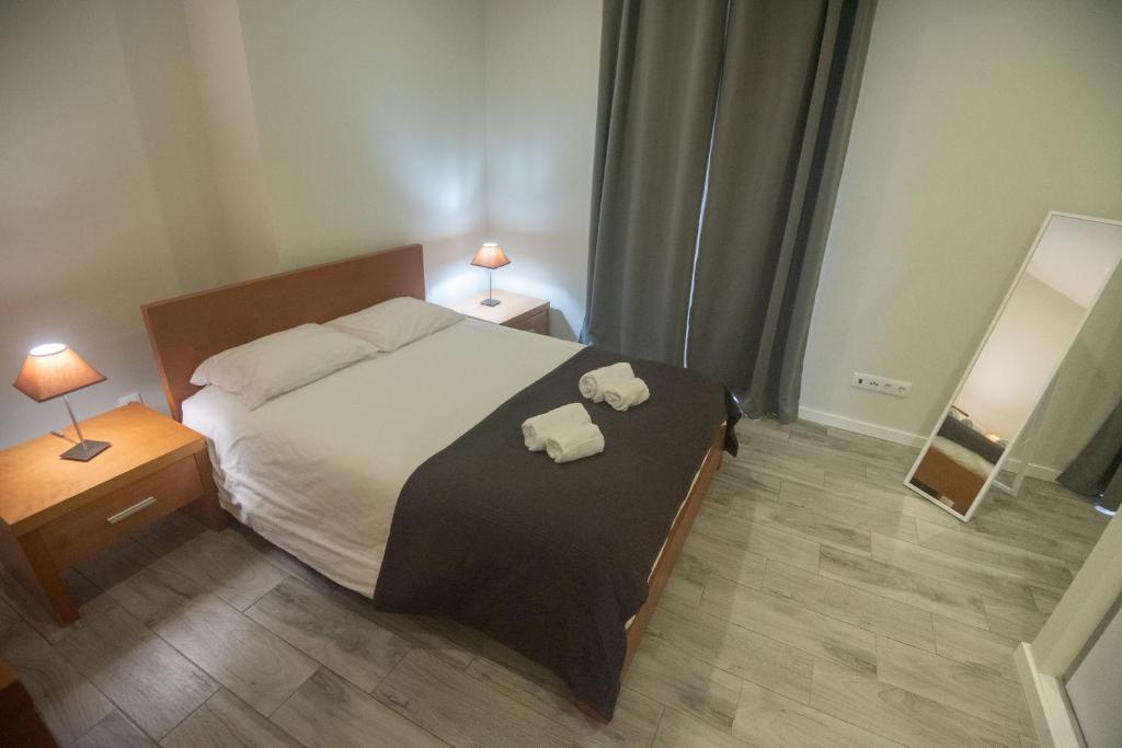 ein Schlafzimmer mit einem Bett mit zwei Handtüchern darauf in der Unterkunft Vista do Baixio in Vila Franca do Campo