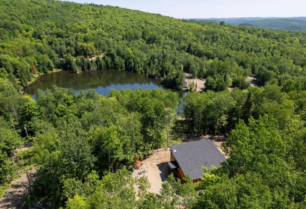 een luchtzicht op een huis in het bos naast een meer bij The summit View of the lake in Saint-Alexis-des-Monts