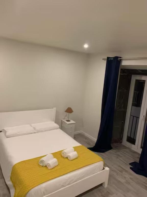 a bedroom with a bed with two towels on it at Vista do Tagarete in Vila Franca do Campo