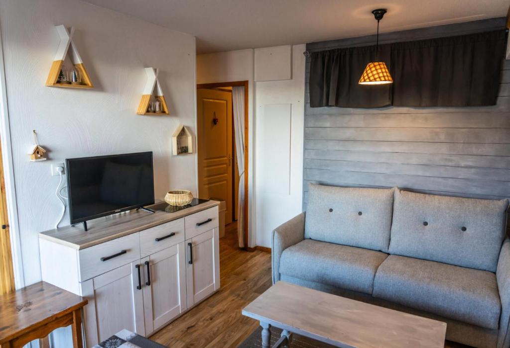 un salon avec un canapé et une télévision à écran plat dans l'établissement Résidence Les Hauts De Preclaux - Charmant 2 pièces au coeur des Orres 1800 MAE-9131, aux Orres