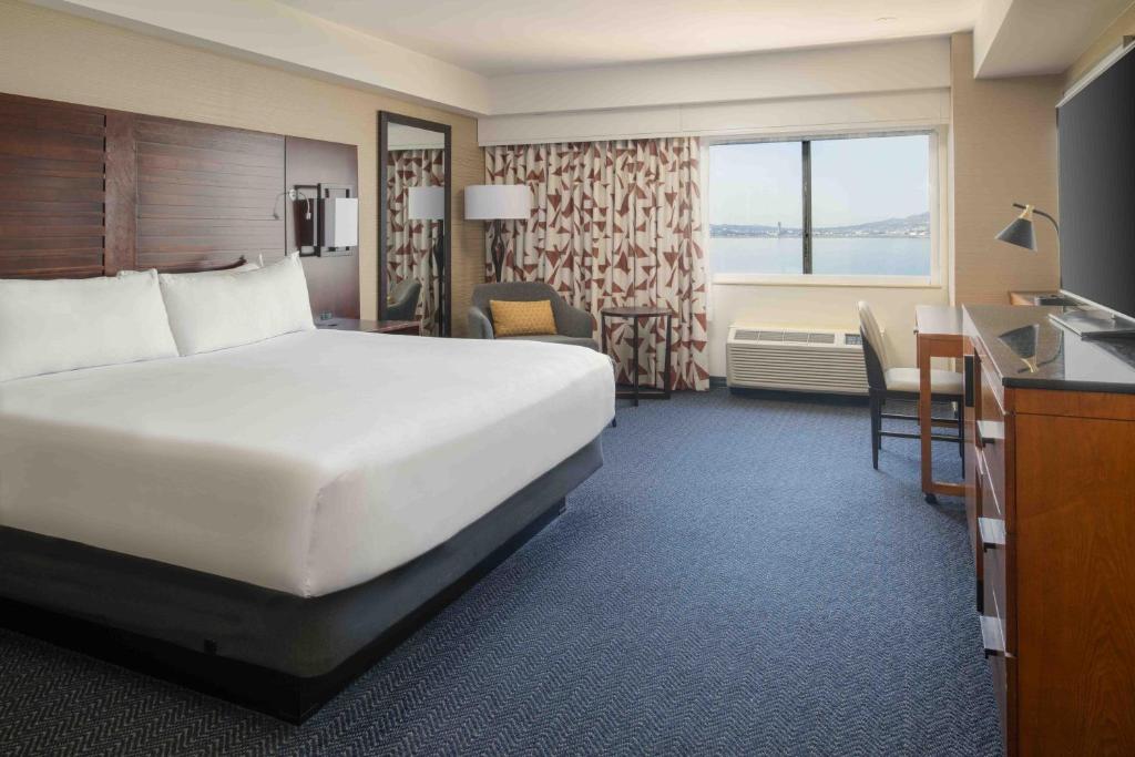 um quarto de hotel com uma cama e uma secretária em DoubleTree by Hilton San Francisco Airport em Burlingame