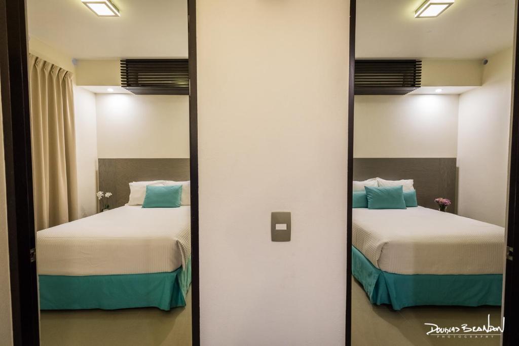 Un pat sau paturi într-o cameră la Marialicia Suites, Hotel Boutique