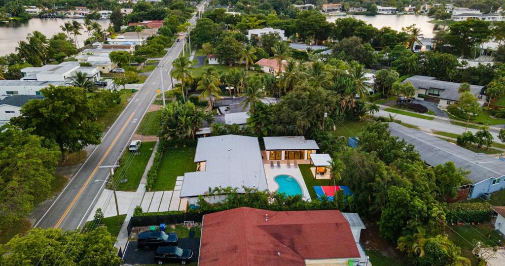 uma vista aérea de uma cidade com casas e uma rua em Modern Oasis with Pool and Stunning View TGH em Miami