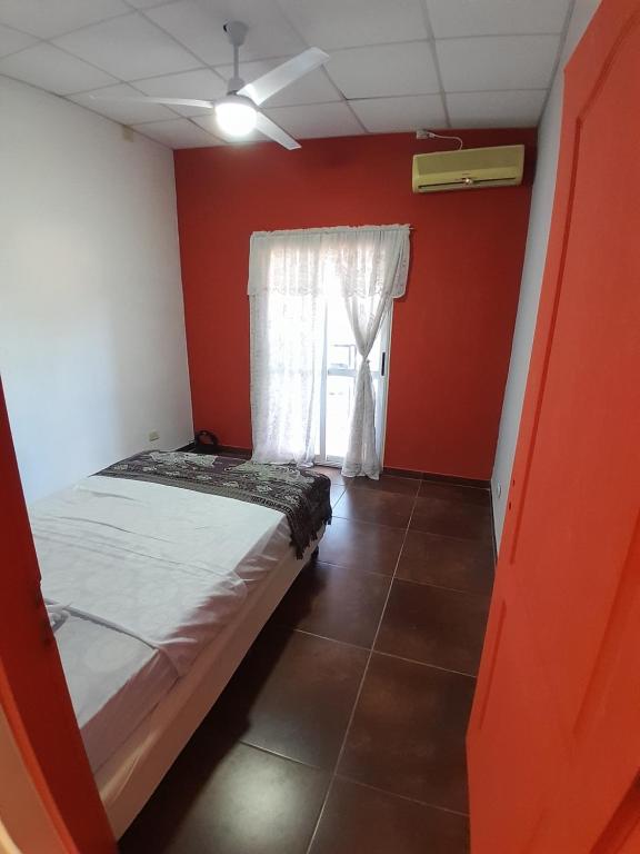 - une chambre avec un lit et une fenêtre dans l'établissement Rincon del Descanso PA, à Corrientes