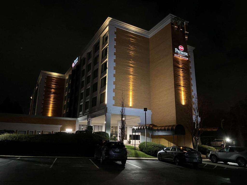 um hotel com carros estacionados num parque de estacionamento à noite em Best Western Premier Rockville Hotel & Suites em Rockville