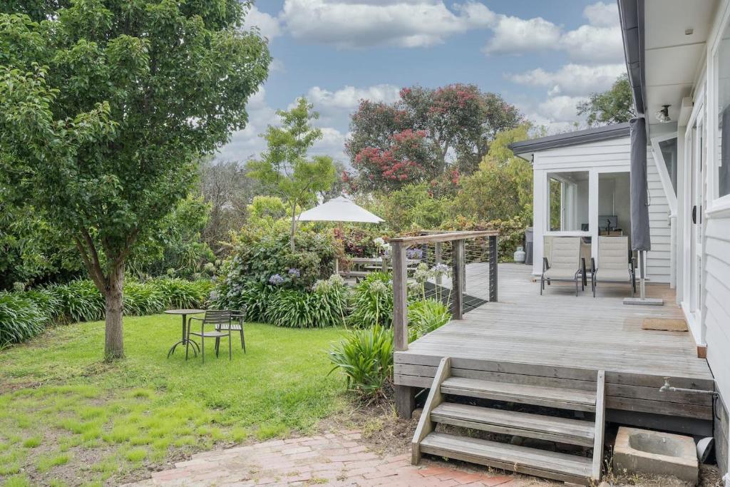 un patio con mesa y sillas en una terraza en In the Heart of Flinders - A Beachside Family Escape, en Flinders