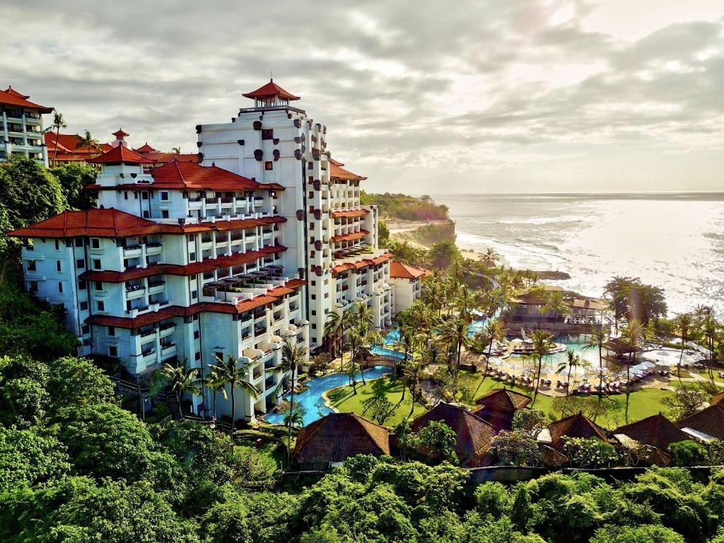 una vista aerea su un resort e sull'oceano di Hilton Bali Resort a Nusa Dua