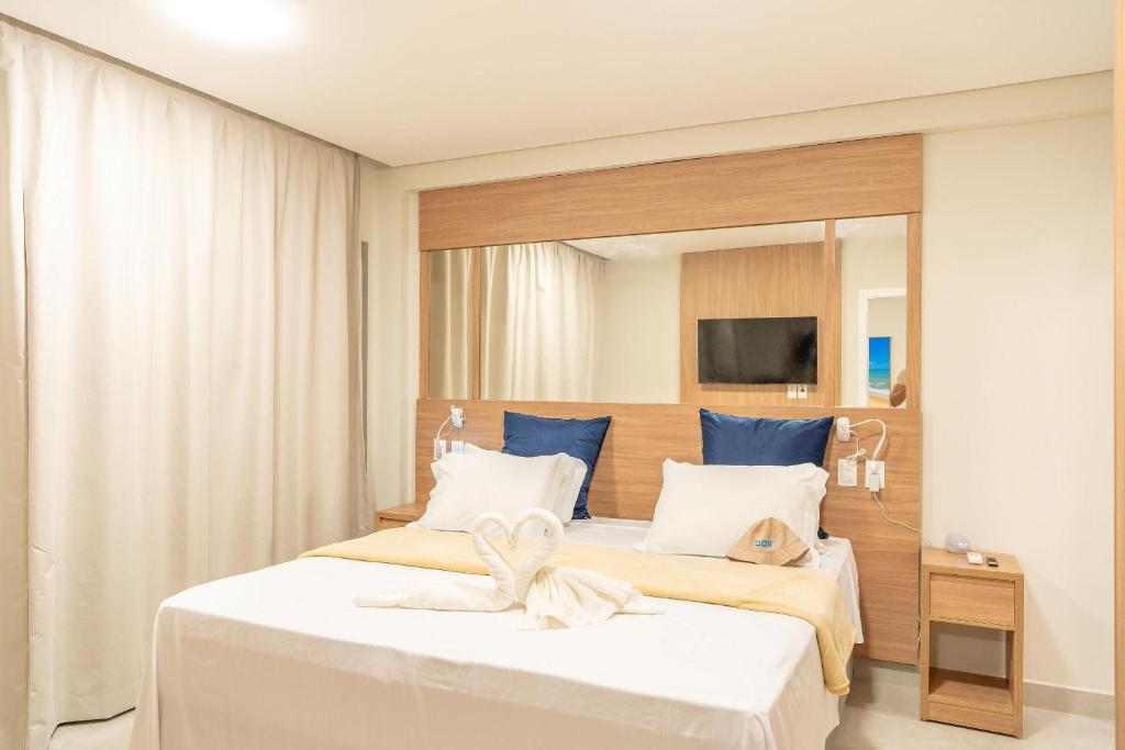 2 camas en una habitación de hotel con espejo en Qavi - Flat família com duas suítes #ÎledePipa, en Pipa