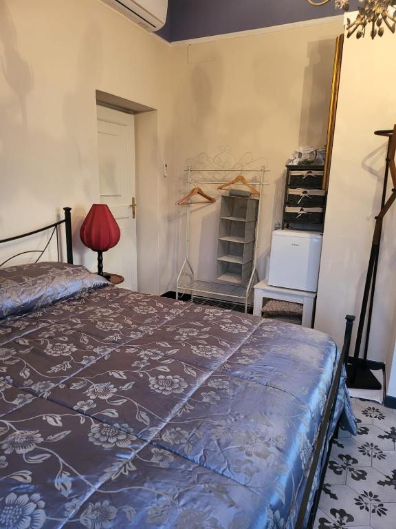 Łóżko lub łóżka w pokoju w obiekcie Romantic House spettacolare vista mare unica nel suo genere