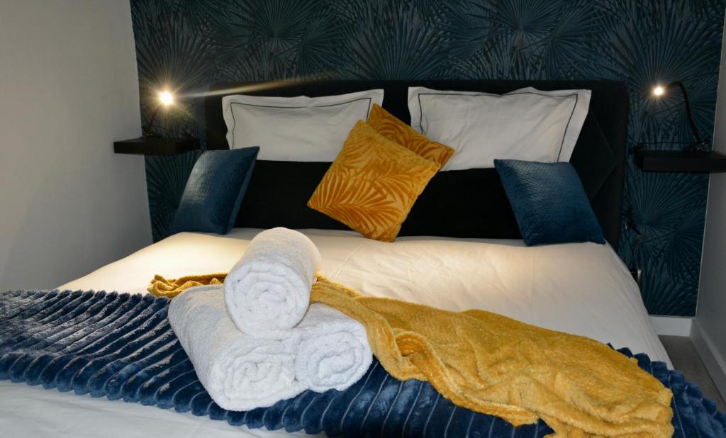 um quarto com uma cama com toalhas e almofadas em Apartment near Old Town em Cracóvia