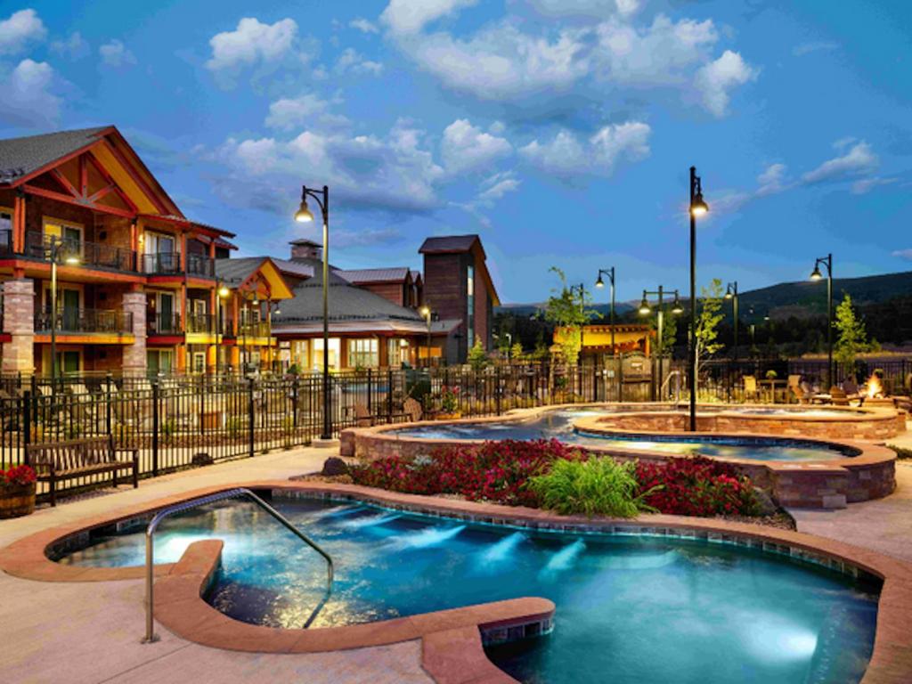 un complejo con 2 piscinas y un edificio en Premium Skiing Winter Escape! Upscale Villa Resort, en Breckenridge