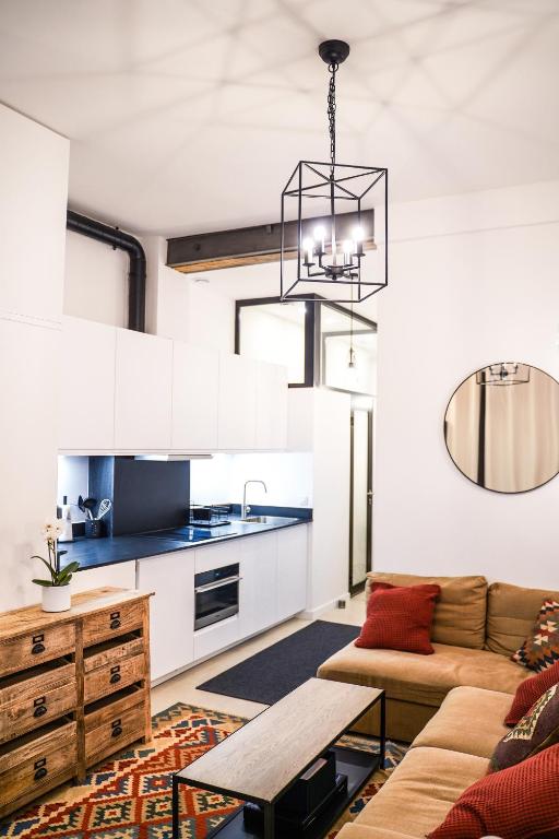 un salon avec un canapé et une table dans l'établissement Charming apartment near Notre-Dame, à Paris