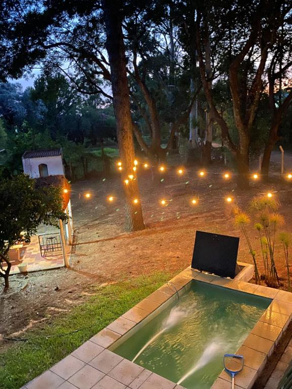 a backyard with a jacuzzi tub in a yard with lights at La alpina playa nebel in Concordia