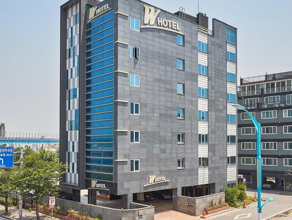 een hotelgebouw met een bord erop bij W hotel in Incheon
