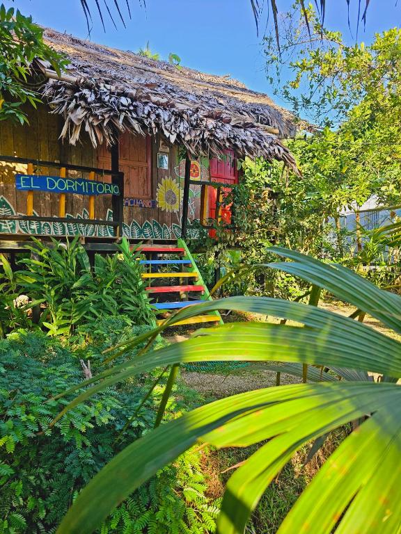 une maison avec un panneau sur son côté dans l'établissement Hakuna Matata Ecolodge, à El Valle