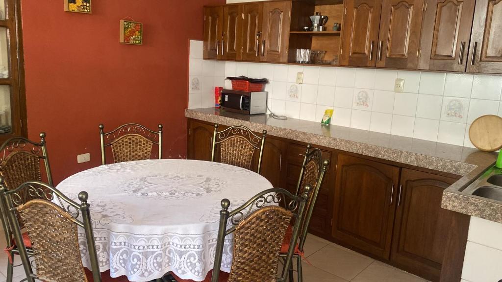 uma cozinha com mesa e cadeiras e um balcão em B&B SANTA CECILIA em Sucre