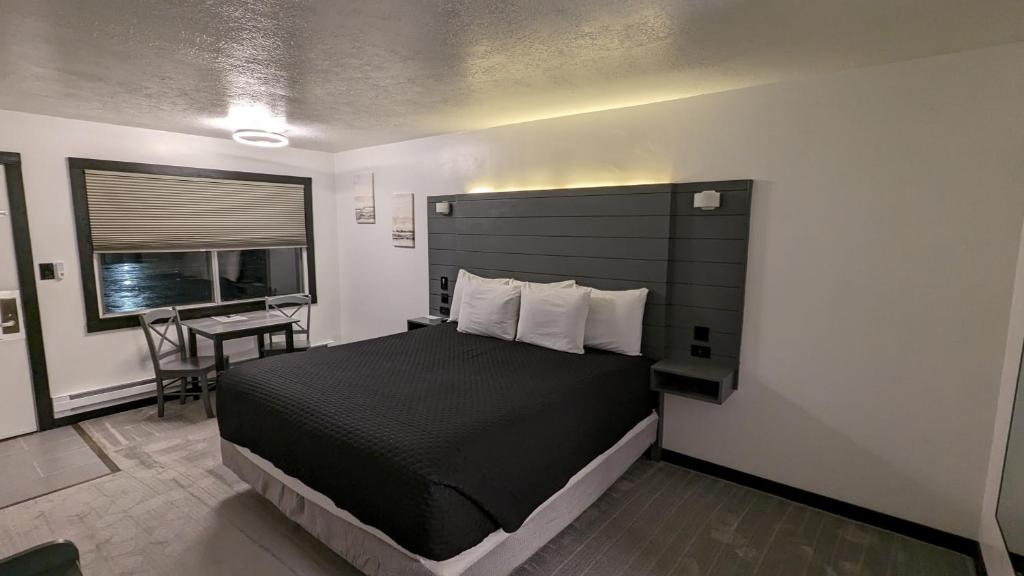 Posteľ alebo postele v izbe v ubytovaní High Desert Inn