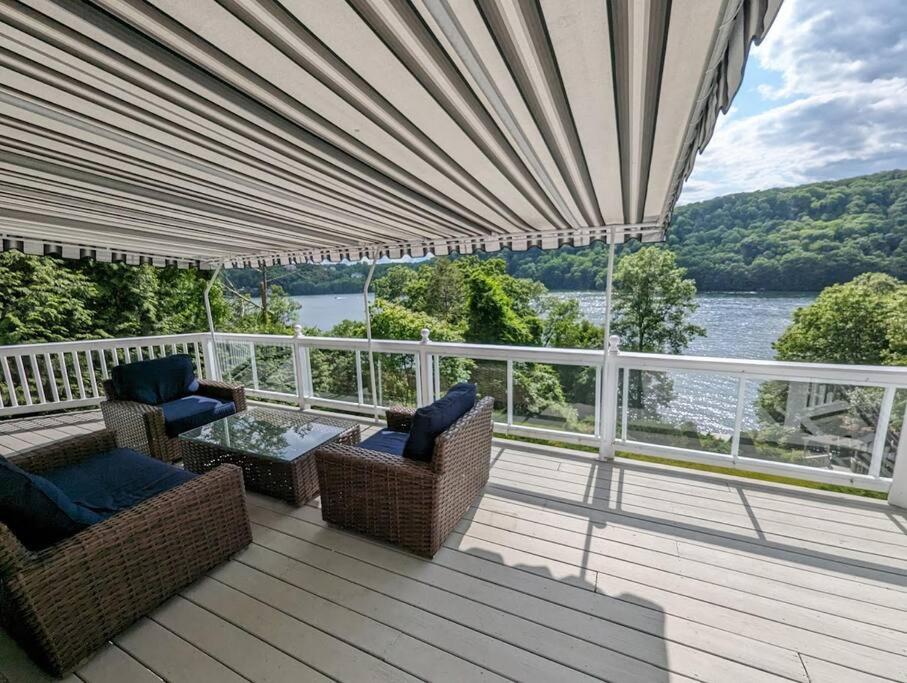 veranda con sedie, tavolo e vista sull'acqua di Candlewood Lake -Family Getaway, Lakefront 3775 sqft Home a Danbury
