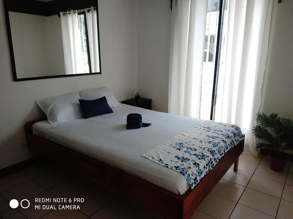 ein Schlafzimmer mit einem Bett und einem Spiegel darauf in der Unterkunft Villa Zurí in Guanacaste