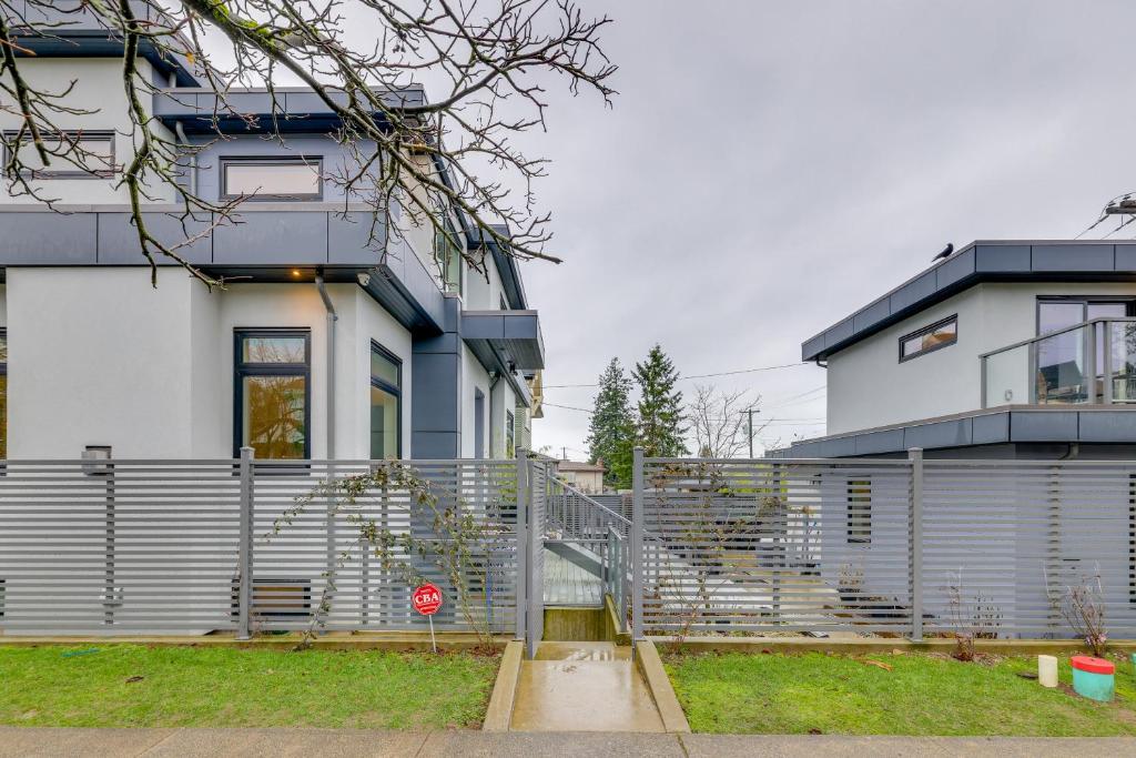 un edificio con una señal de stop delante de él en BEB en Vancouver