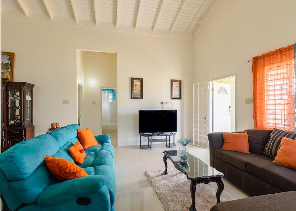 Draxhall Villa w,Pool,WIFI,Tennis Crt - KIDS STAY FREE, 3 mins from Beach!