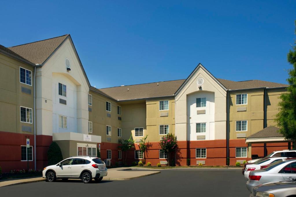 un coche blanco estacionado frente a un edificio en Candlewood Suites Richmond - South, an IHG Hotel, en Richmond