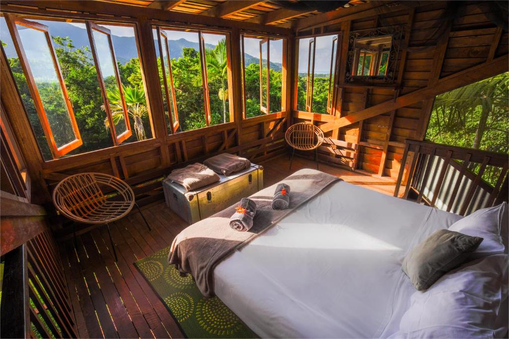 Postel nebo postele na pokoji v ubytování Noah Creek Eco Huts