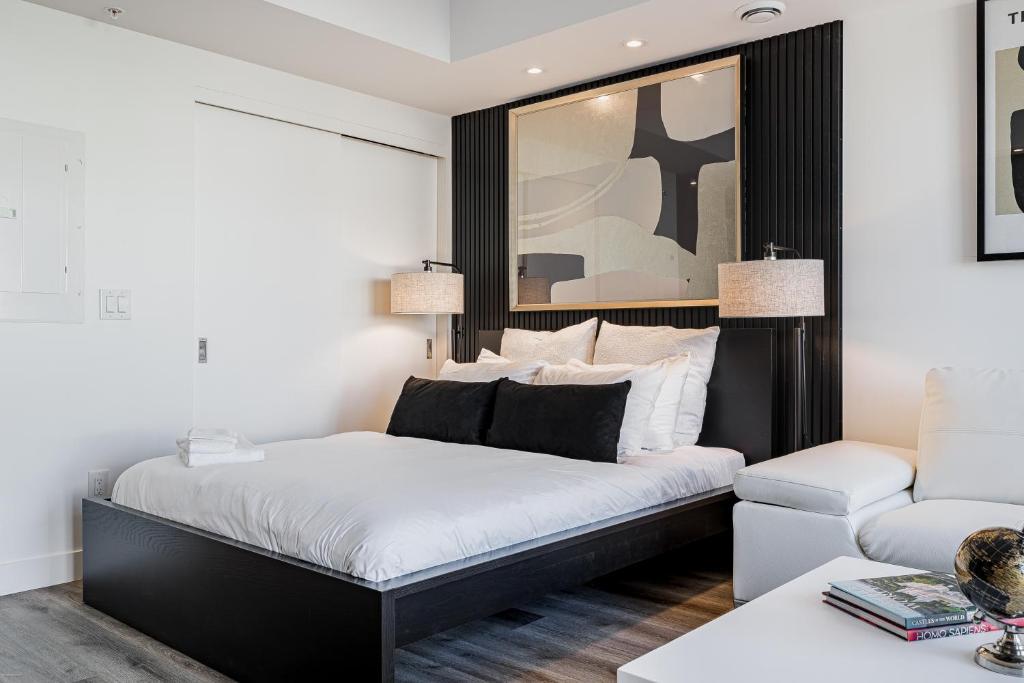 Postel nebo postele na pokoji v ubytování Westview Luxury Suites
