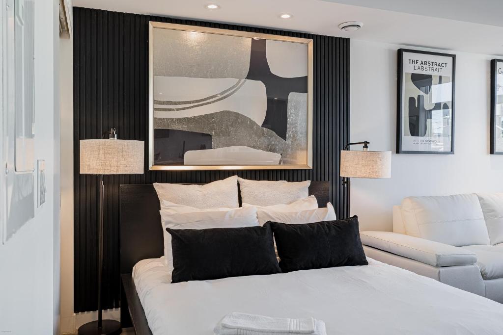 Postel nebo postele na pokoji v ubytování Westview Luxury Suites