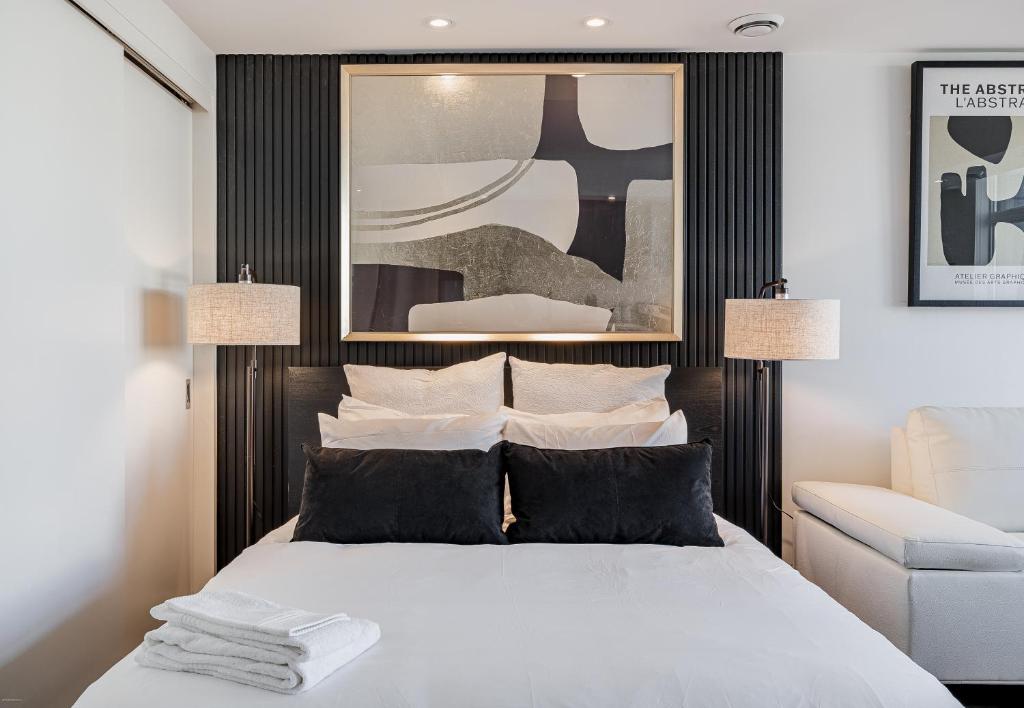 Postel nebo postele na pokoji v ubytování Westview Luxury Suites