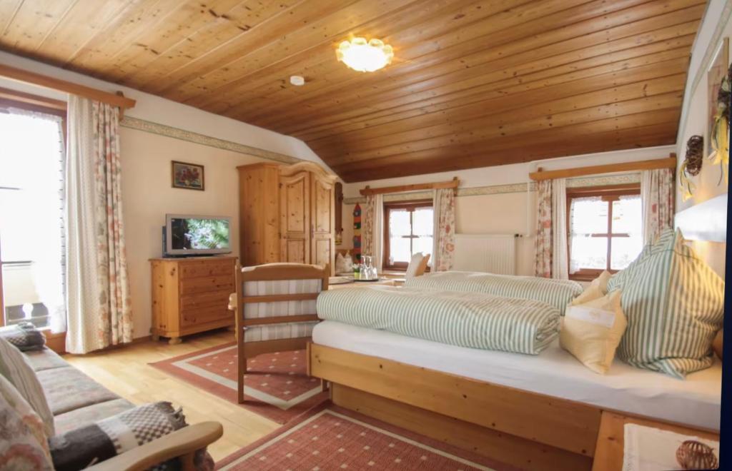 Postel nebo postele na pokoji v ubytování Gästehaus Herbstbauernhof
