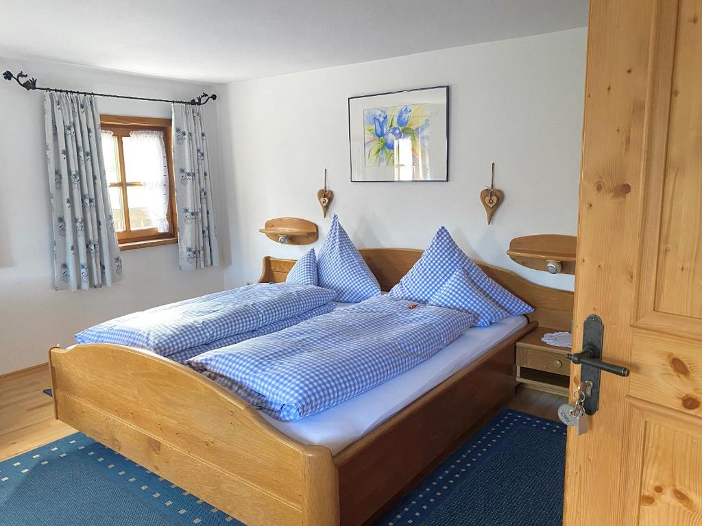 Postel nebo postele na pokoji v ubytování Gästehaus Herbstbauernhof