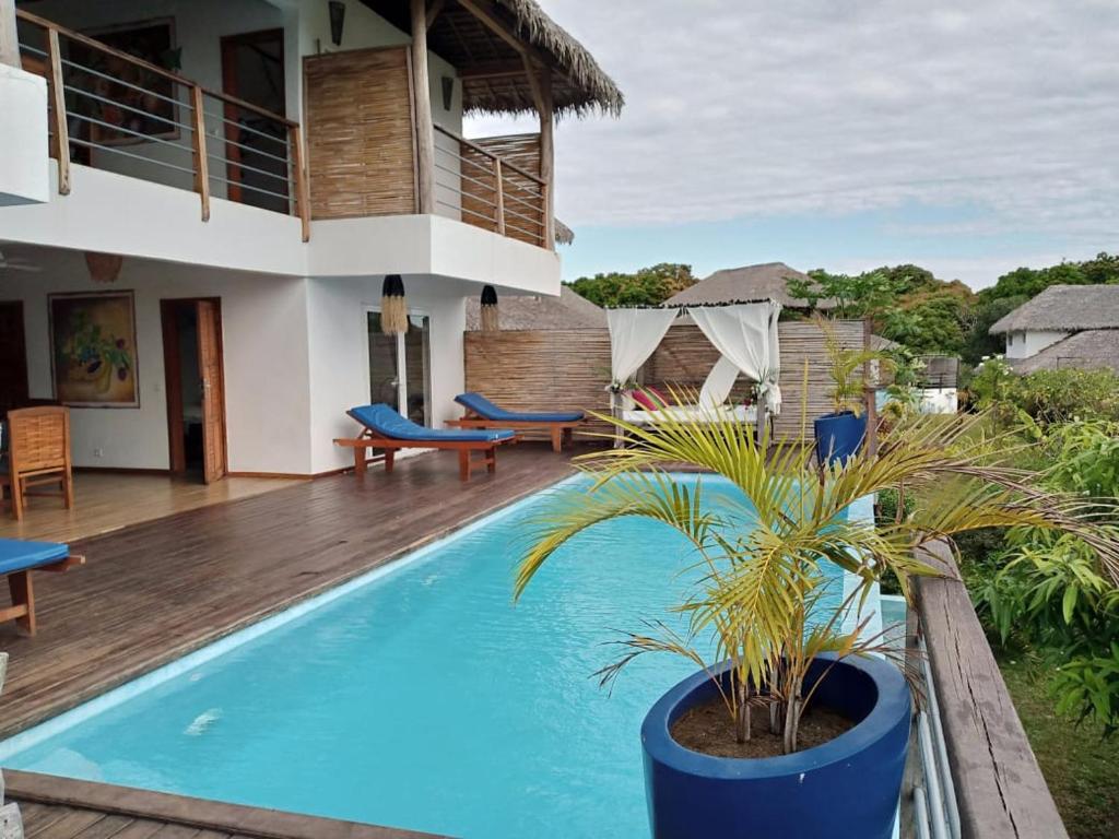 une villa avec une piscine et une maison dans l'établissement La Résidence Tiako, à Ambondrona