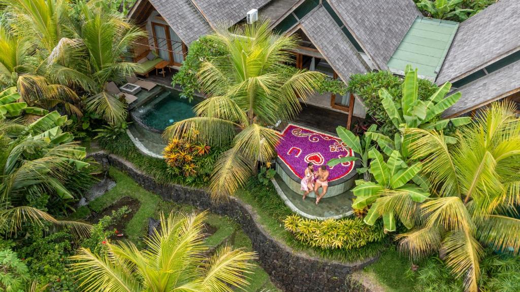 Сад в Wana Bucu Villas by Pramana Villas