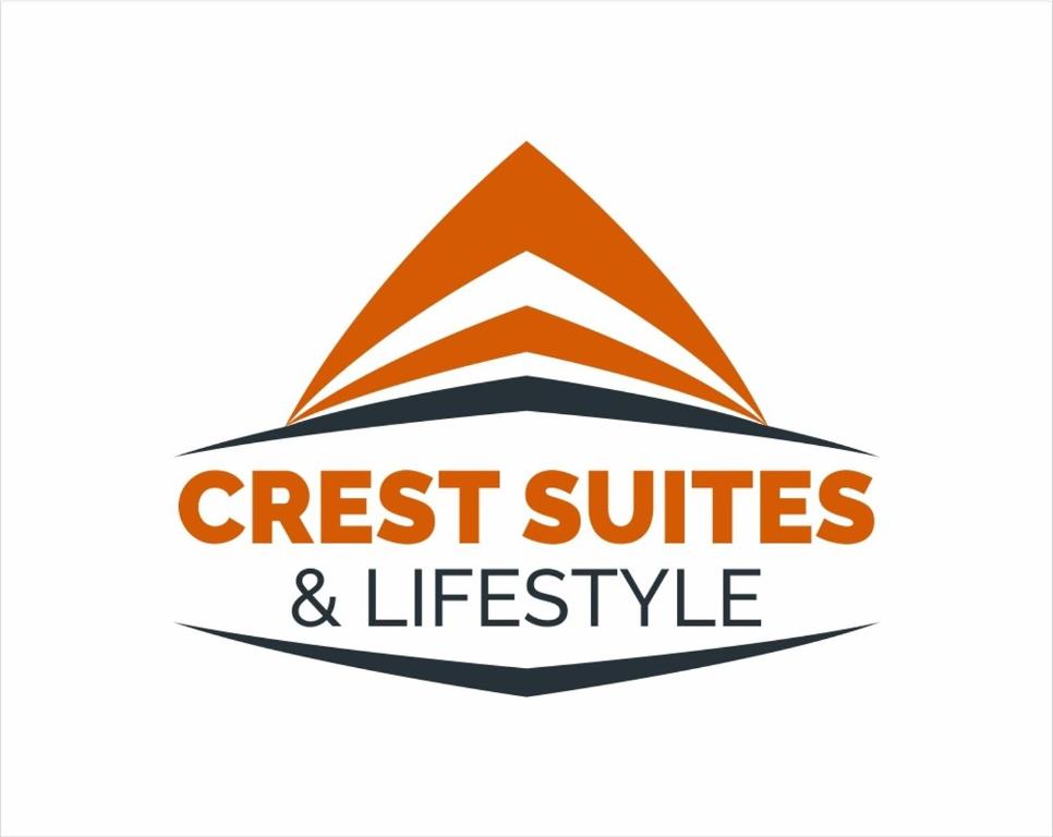 un logo pour les suites et le style de vie de la crête dans l'établissement Crest Suite and Lifestyle, à Owerri