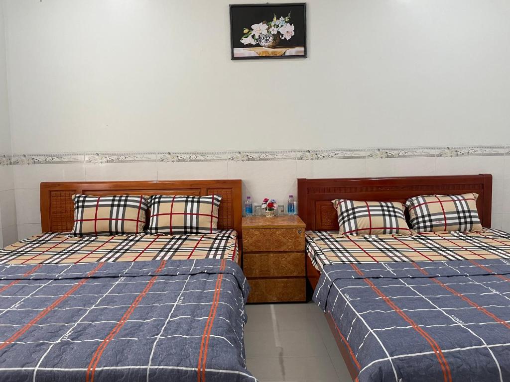 two beds sitting next to each other in a bedroom at 18 Homestay Star's in Can Tho