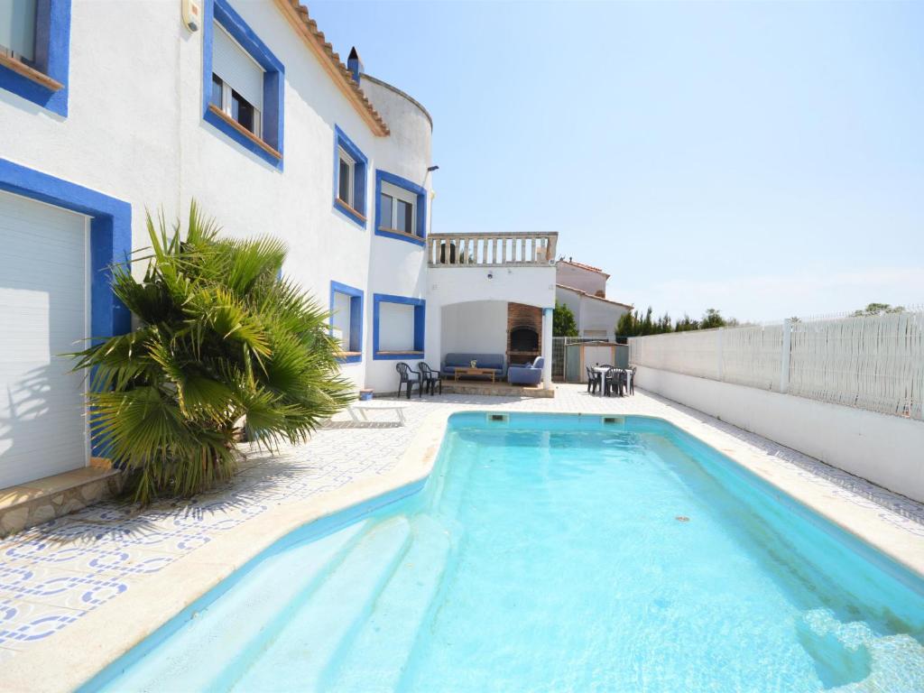 ein Pool vor einem Haus in der Unterkunft Casa Sant Pere Pescador, 5 dormitorios, 10 personas - ES-89-78 in Sant Pere Pescador