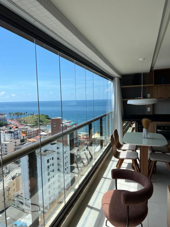 Cette chambre avec fenêtres offre une vue sur l'océan. dans l'établissement Barra Premium, à Salvador