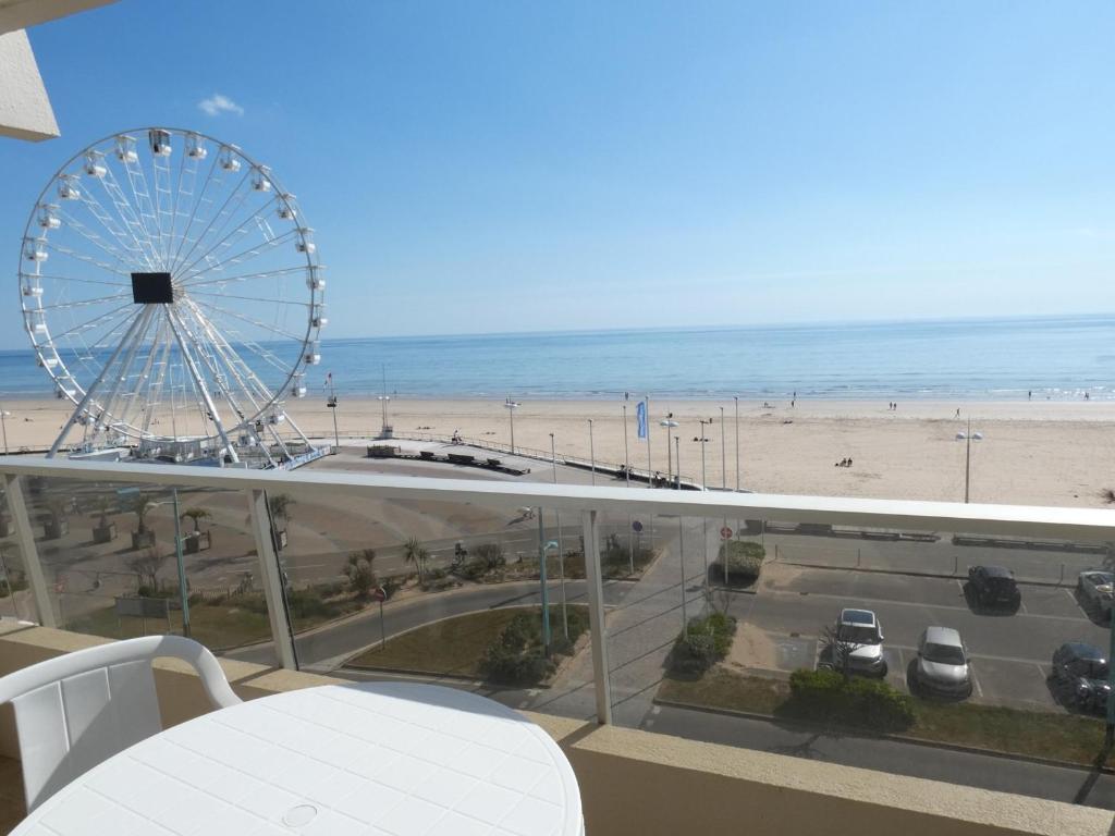 Une grande roue sur la plage avec une plage dans l'établissement Studio cabine bord de mer avec balcon et parking privé - FR-1-323-421, à Saint-Jean-de-Monts