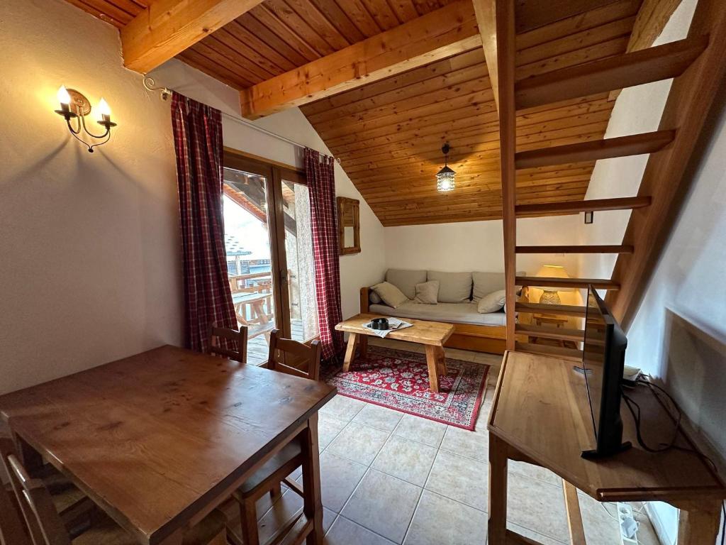 ein Wohnzimmer mit einem Sofa und einem Tisch in der Unterkunft Appartement Vars, 2 pièces, 4 personnes - FR-1-773-4 in Vars