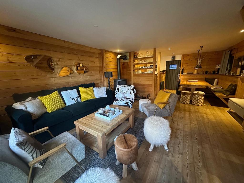 ein Wohnzimmer mit einem Sofa und einem Tisch in der Unterkunft Chalet Vars, 5 pièces, 12 personnes - FR-1-773-6 in Vars