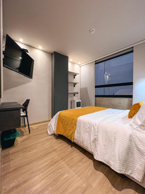 Postel nebo postele na pokoji v ubytování Balmoral Plaza Hotel
