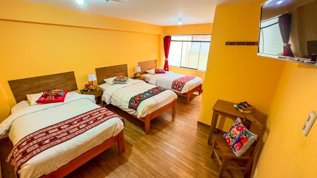 Postel nebo postele na pokoji v ubytování Andean Atoq Hostel