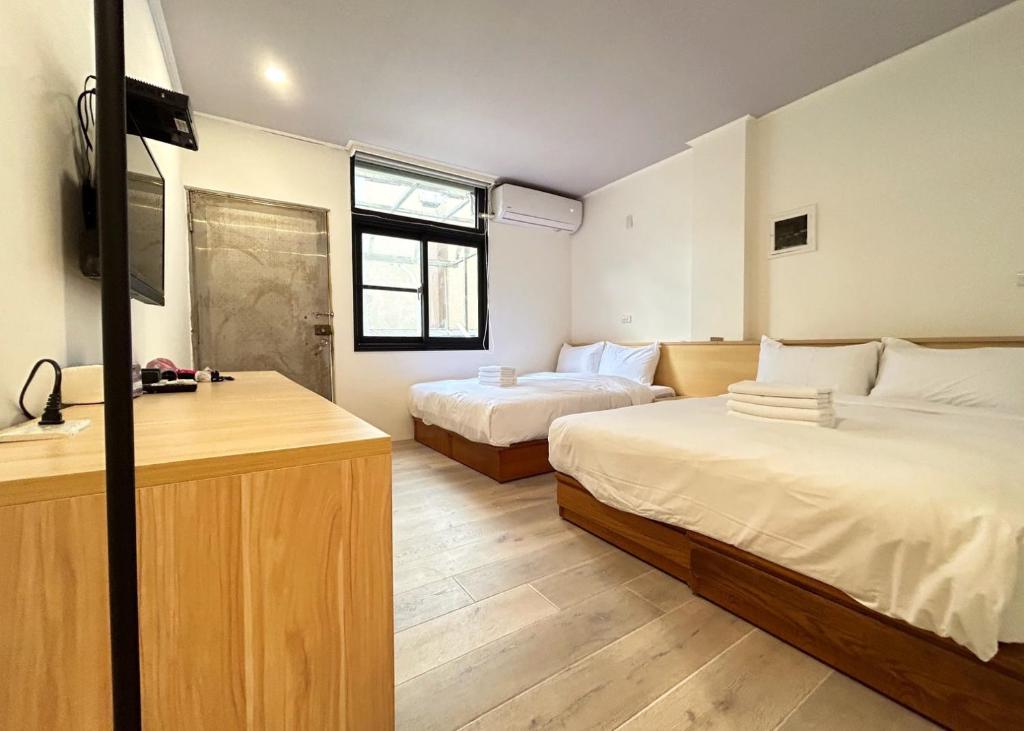 台南的住宿－燕賓大旅社，酒店客房设有两张床和电视。