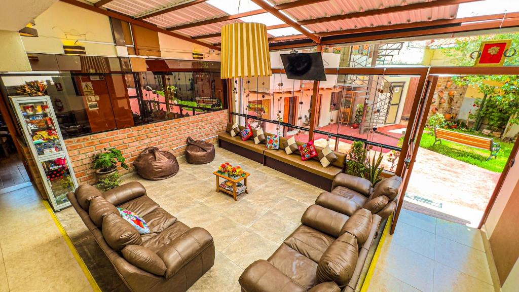 Posezení v ubytování Andean Atoq Hostel